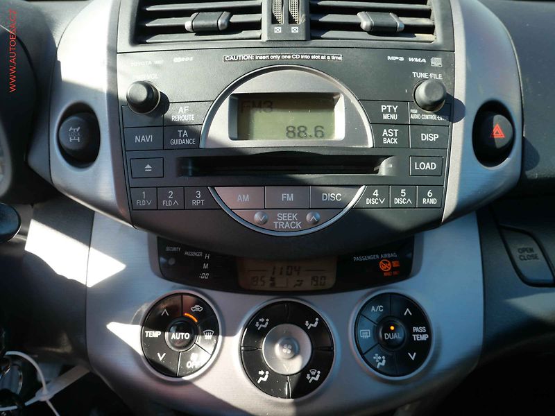 Toyota RAV4 (2007) 2.2 D4-D 4x4, AC, TZ - fotka 15 z 16