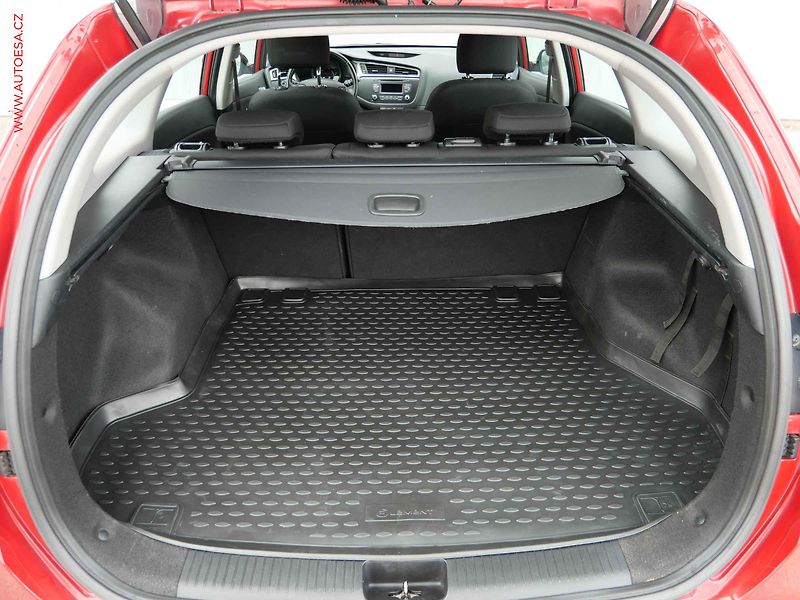 Kia Ceed (2017) 1.6 GDi, 2.maj,ČR, AC, park - fotka 7 z 17
