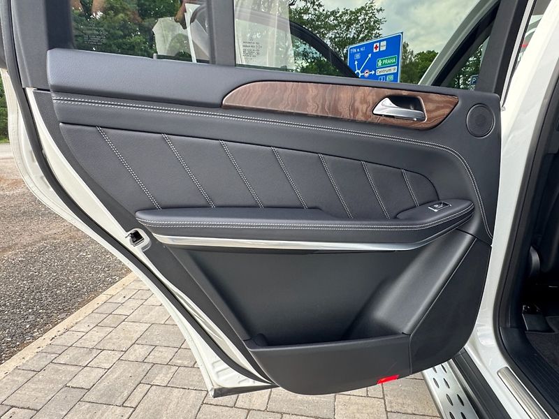 Mercedes-Benz GL (2014) 500 4MATIC - fotka 10 z 42