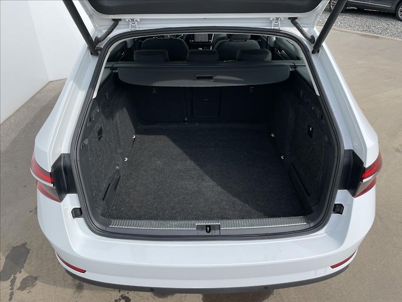 Škoda Superb 2,0 TDI DSG Combi Style Extra - fotka 24 z 24