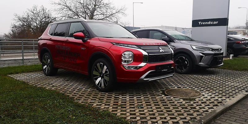 Mitsubishi Outlander 2.4 PHEV INSTYLE 4WD NOVÝ VŮZ - fotka 7 z 11