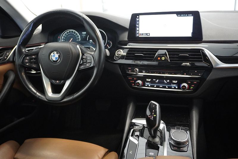 BMW Řada 5 3,0 XDRIVE AUT. - fotka 23 z 32
