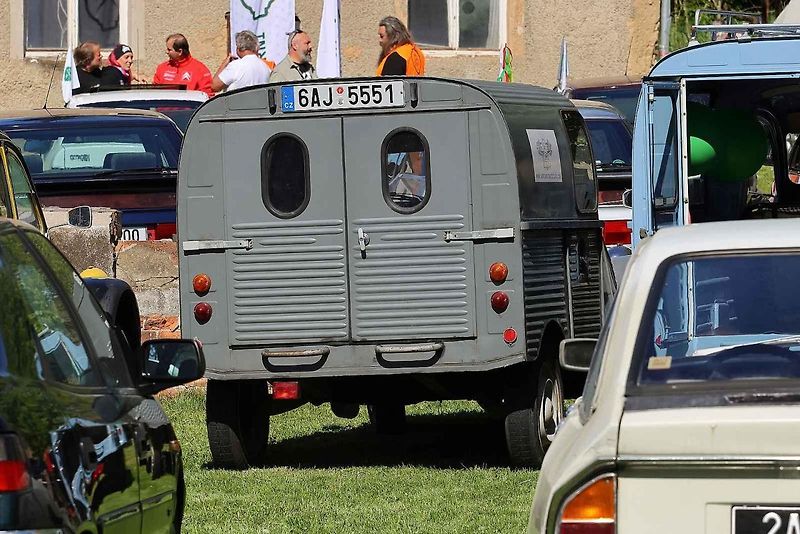 Jarní koulení - sraz automobilů a příznivců značky Citroën na zámku ve Svojšíně na Tachovsku.