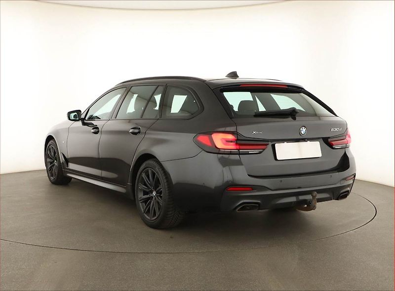 BMW Řada 5 (2020) M Sport 530d xDrive - fotka 4 z 19