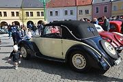 Automobiloví a motocykloví veteráni se vydali v neděli na tradiční jízdu Ze zámku na hrad. Start byl na Horním náměstí v Přerově, kde si lidé užili bohatý program.