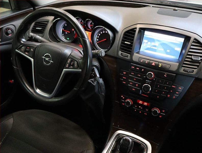Opel Insignia (2011) 2.0 CDTI, 4X4, Xenony - fotka 7 z 19