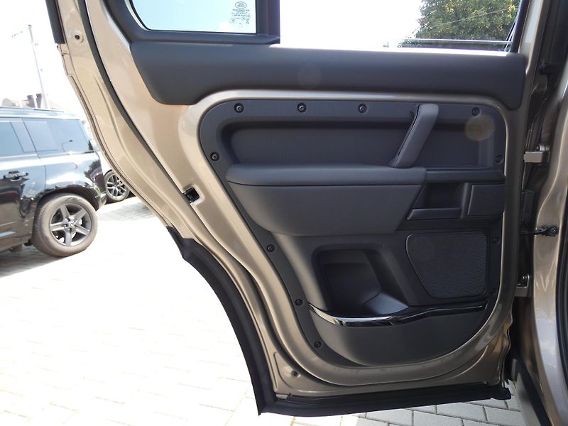 Land Rover Defender 110 4,4 OCTA P635 - fotka 15 z 46