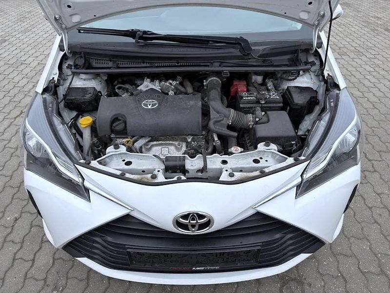 Toyota Yaris 1.5i 82 kW navi. serviska - fotka 12 z 21