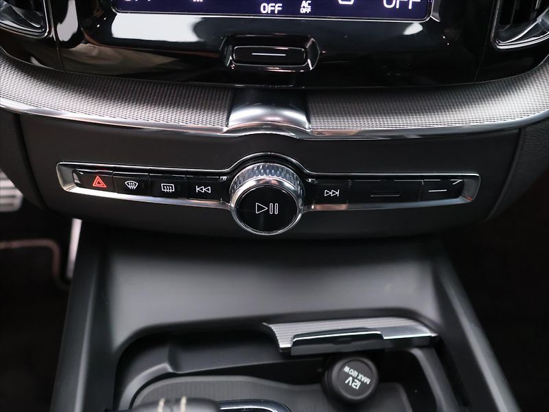 Volvo XC60 2.0 B4 145kW R-Design CZ Aut. - fotka 24 z 35