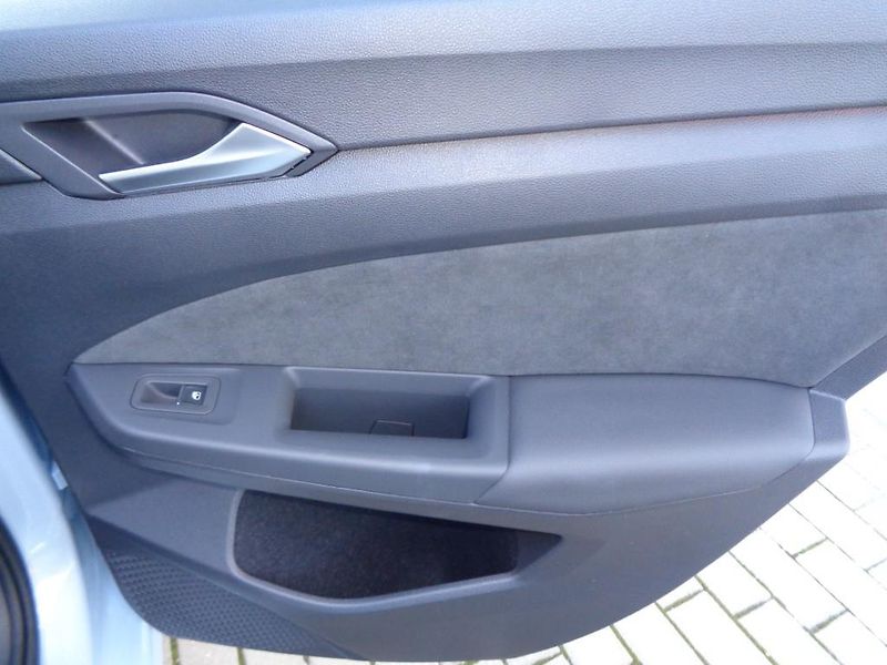 Volkswagen Golf 1,5 TSI  PEOPLE  110 kW - fotka 29 z 30