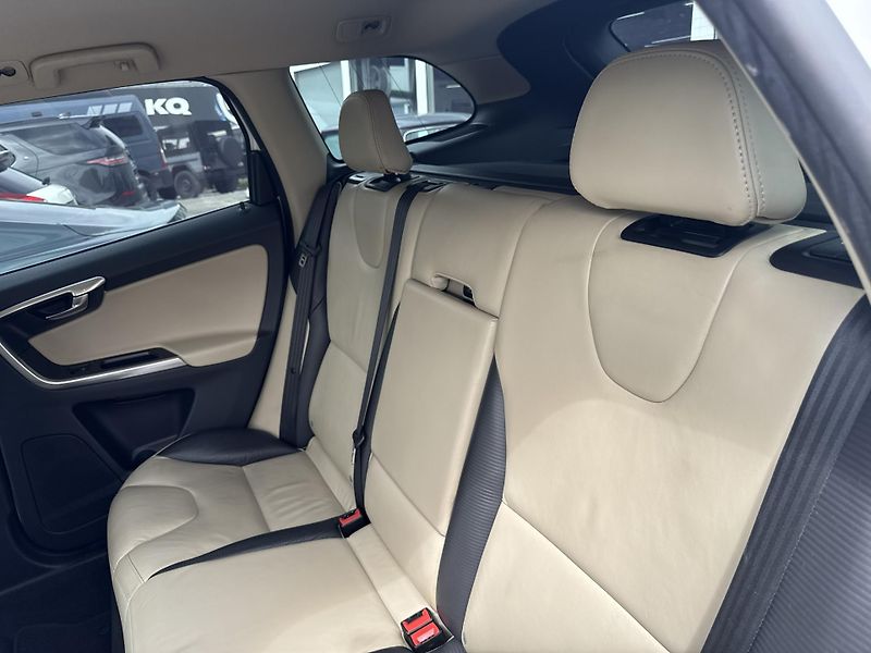 Volvo XC60 2,4 D3 R-DESIGN AWD AT - fotka 20 z 24