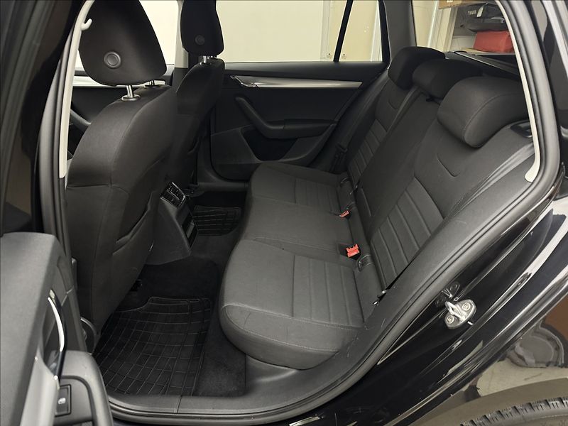 Škoda Octavia 2,0 110kW DSG ALU VÝHŘEV ČR TZ - fotka 31 z 34