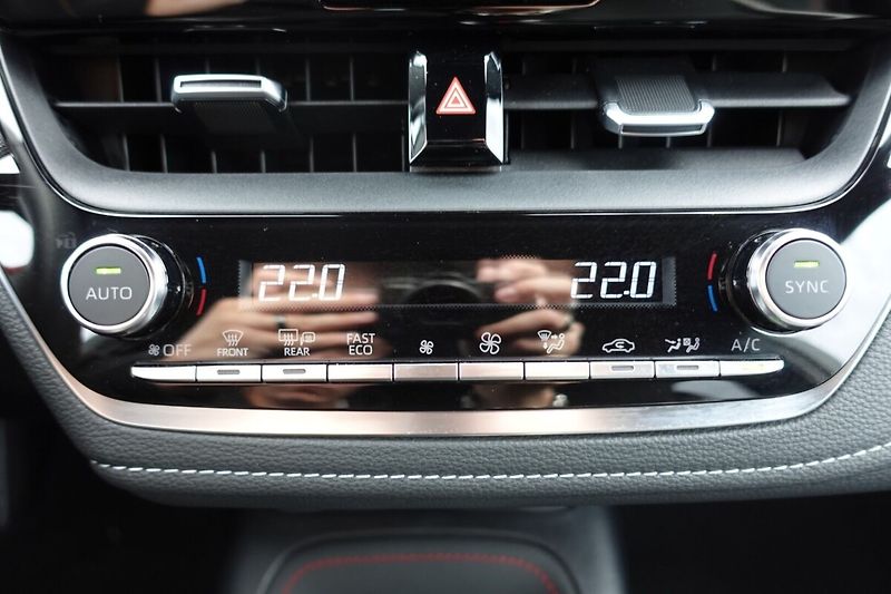Toyota Corolla 2,0 HEV GR SPORT JBL - fotka 23 z 33