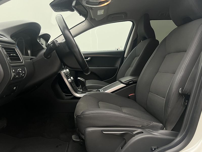Volvo XC70 D4 AWD MOMENTUM AUT - fotka 3 z 44