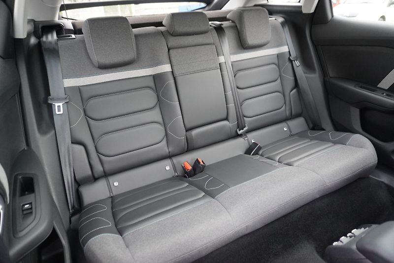Citroën C4 (2023) Shine 1,2PT 130 - fotka 10 z 13