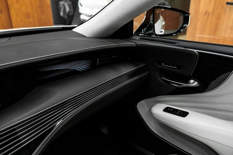 Lexus LS 500 H - fotka 19 z 30