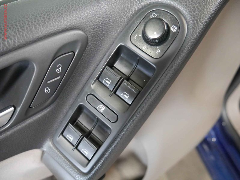 Volkswagen Golf (2011) 1.6TDi, Navi, AC - fotka 18 z 21