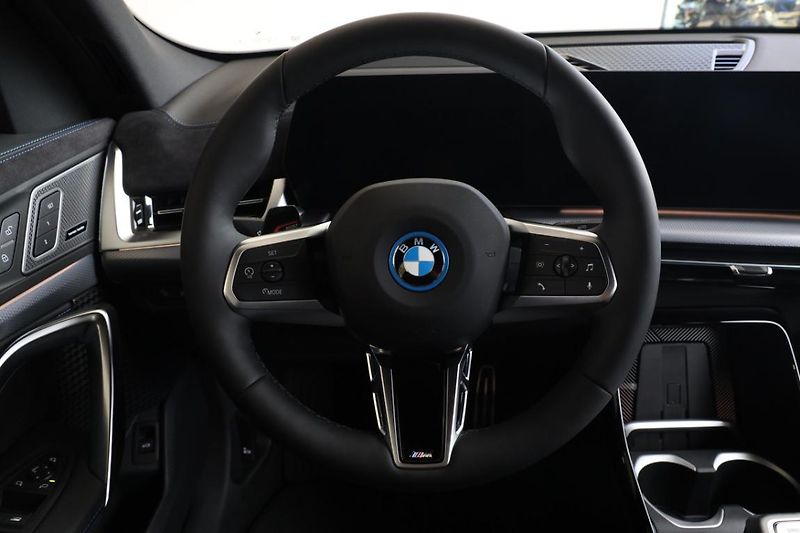 BMW iX2 xDrive30 - fotka 9 z 16
