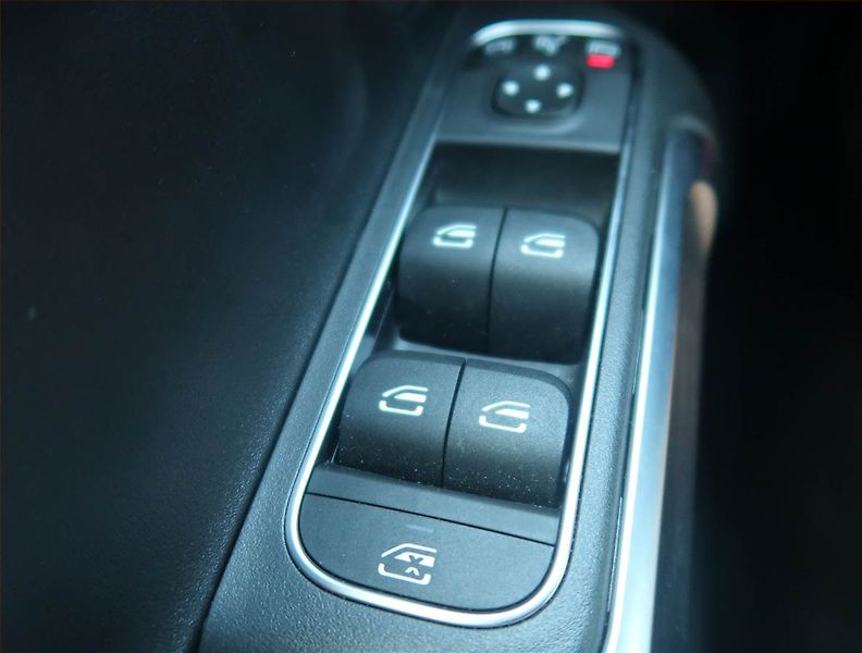Mercedes-Benz GLB (2024) 200 d 4MATIC - fotka 14 z 14