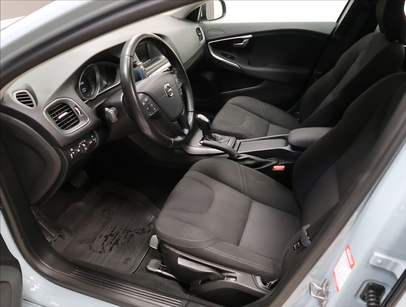 Volvo V40 2,0 D AUT NEZ. TOPENÍ - fotka 7 z 22