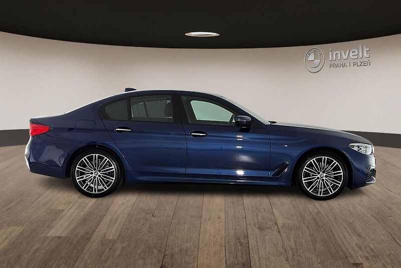 BMW Řada 5 530d xDrive - fotka 2 z 25