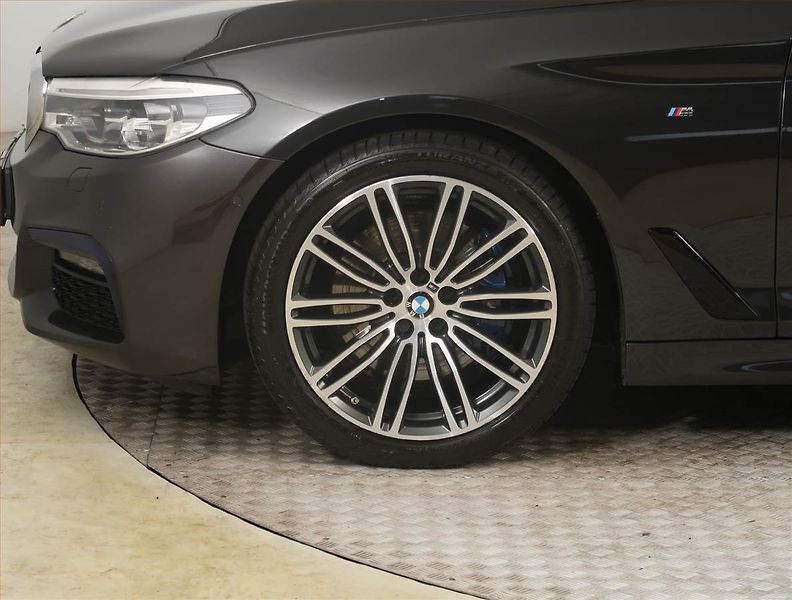 BMW Řada 5 (2020) M Sport 530d - fotka 15 z 27
