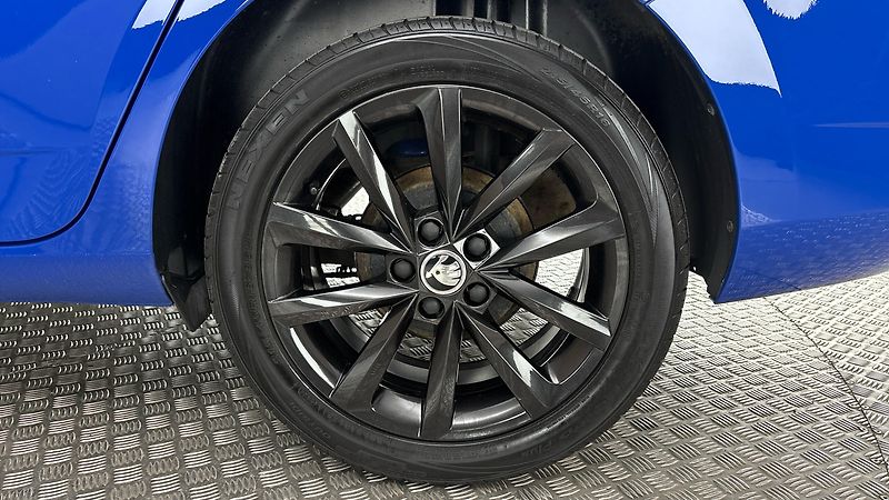 Škoda Fabia 1.0 TSI Black Combi - fotka 19 z 24