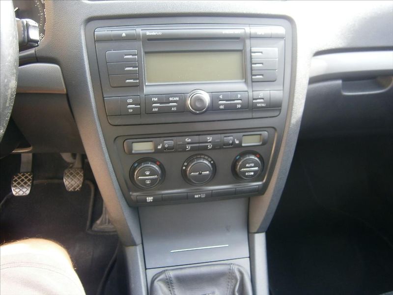 Škoda Octavia 1,6 i 85 KW KLIMA - fotka 11 z 11