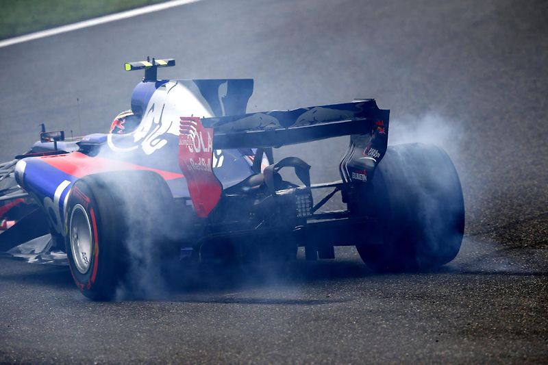 F1 2017 GP Číny - Lewis Hamilton (Mercedes) se svým týmem mechaniků a inženýrů