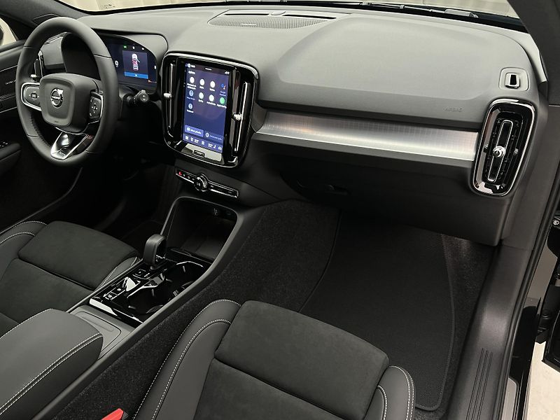Volvo XC40 (2026) B3 BLACK EDITION PLUS AUT - fotka 17 z 43