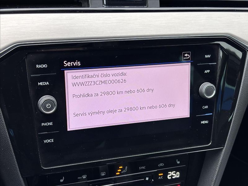 Volkswagen Passat 2,0 TDI R-Line 140kW - fotka 35 z 47