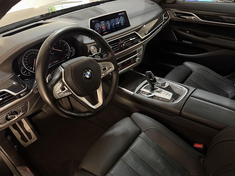 BMW Řada 7 BMW 740d xDrive M-Paket CZ - fotka 38 z 50