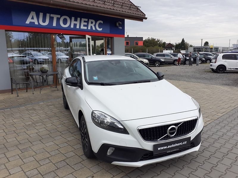 Volvo V40 (2018) 2.0 D CROSS COUNTRY - fotka 2 z 32