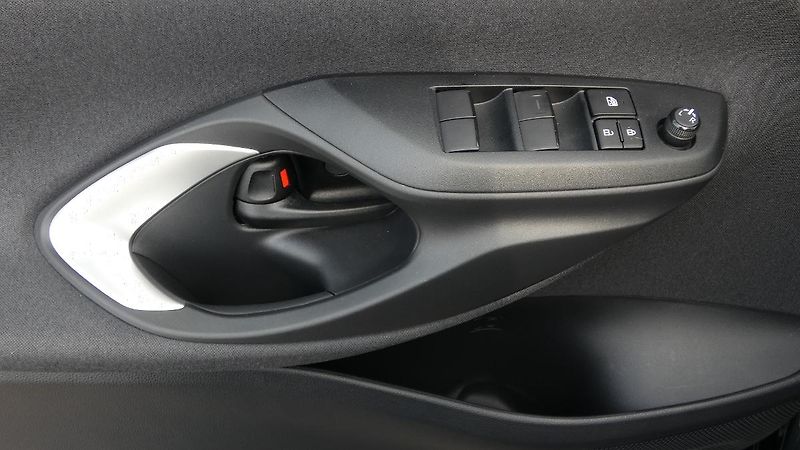 Mazda 2 1.5 Hybrid e-CVT Centre-line - fotka 9 z 22