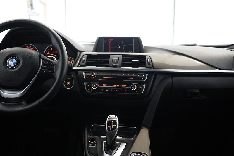 BMW Řada 3 3,0 XDRIVE AUT. - fotka 23 z 28