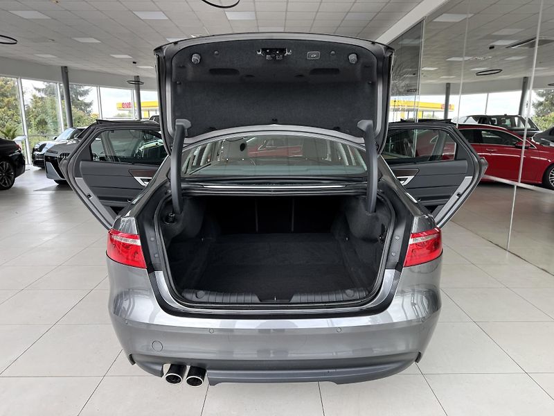 Jaguar XF 20d AUT*Panorama*Distronic - fotka 40 z 43