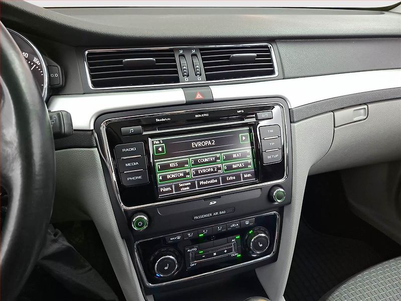 Škoda Superb (2012) 2.0 TDI, Xenony, Tempomat - fotka 12 z 15