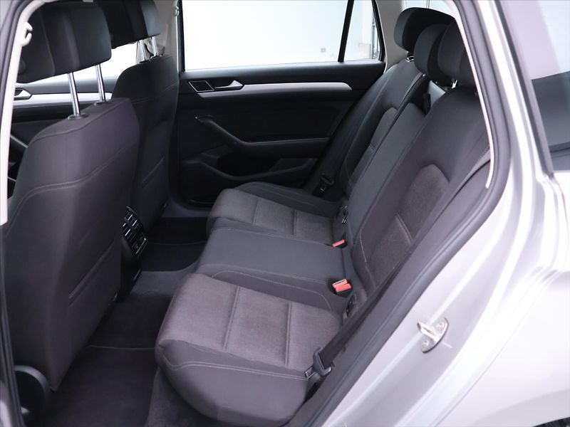 Volkswagen Passat 1,6 TDI Comfortline LED - fotka 14 z 32