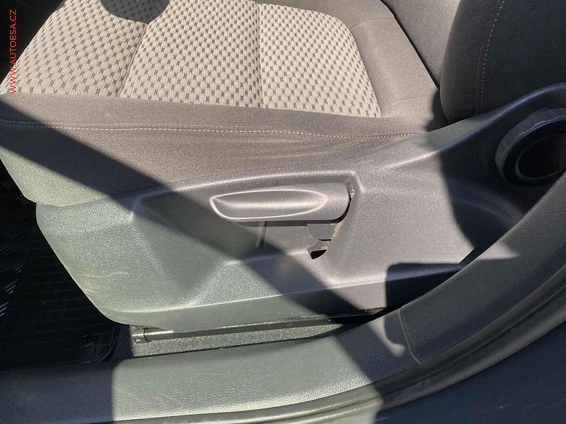 Volkswagen Sharan (2012) 2.0 TDI, 2.maj,ČR, servis - fotka 14 z 17
