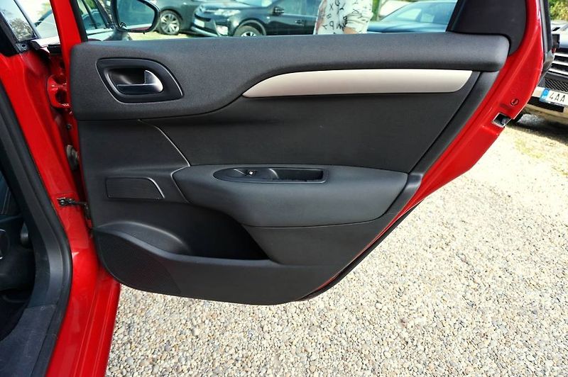 Citroën C4 (2012) 1,6 VTI 88 kW - fotka 17 z 26