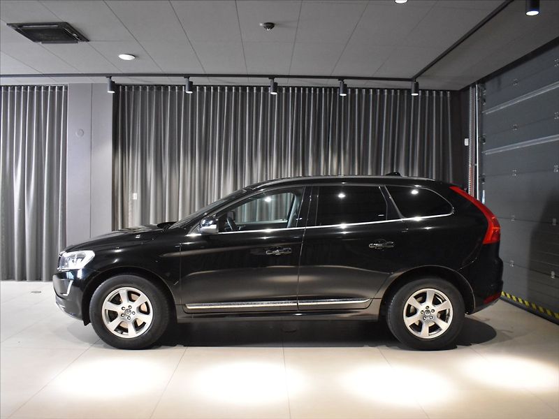 Volvo XC60 2,4 D4 SUMMUM - fotka 2 z 22