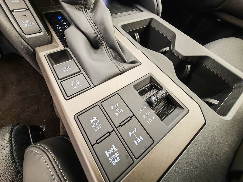 Toyota Land Cruiser 2.8 D-4D 204 k Executive AT - fotka 38 z 43