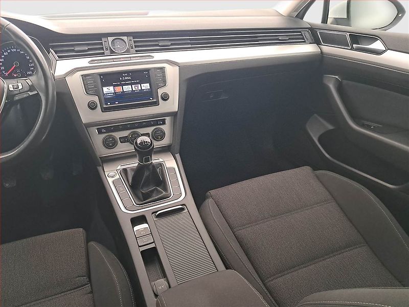 Volkswagen Passat (2017) 2.0 TDI, Serv.kniha, Navi - fotka 8 z 16