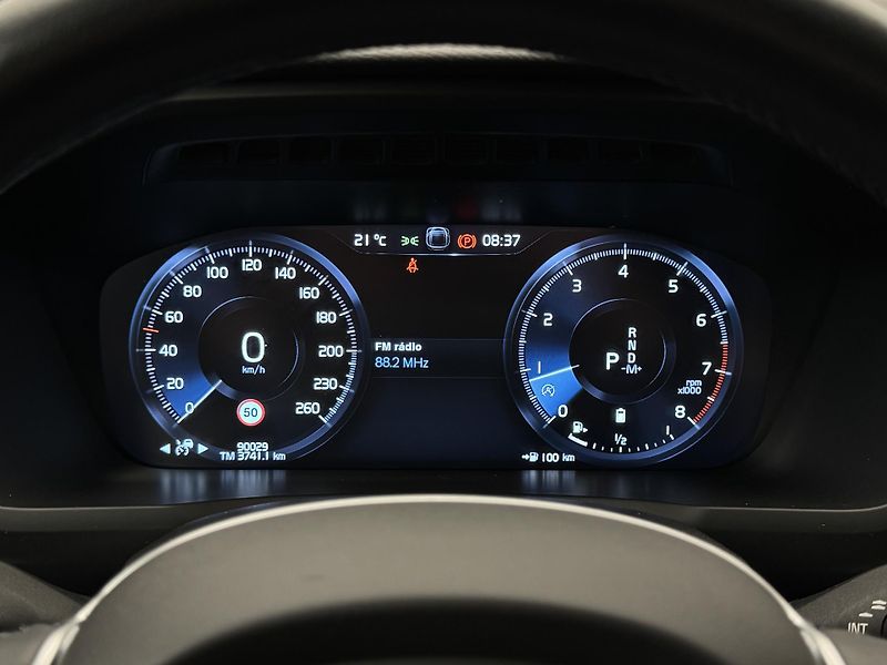 Volvo XC90 B5 AWD MOMENTUM AUT - fotka 24 z 42