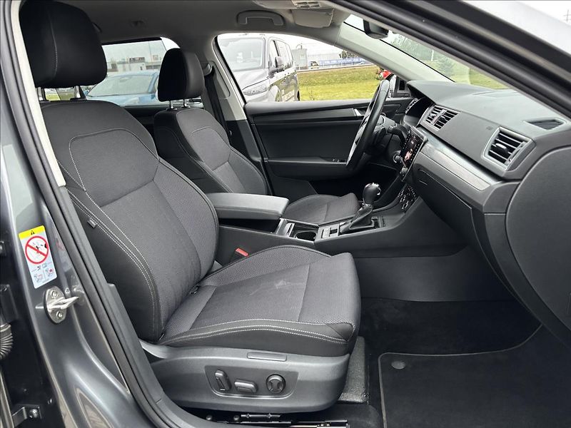 Škoda Superb 2,0 TDI 110kW Style DSG - fotka 23 z 42