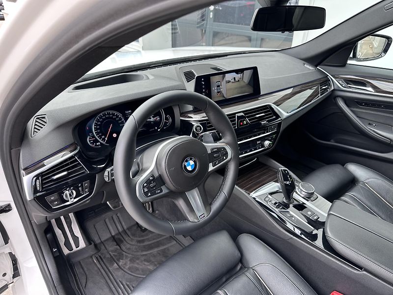 BMW Řada 5 540d xDrive M-Sport - fotka 13 z 29