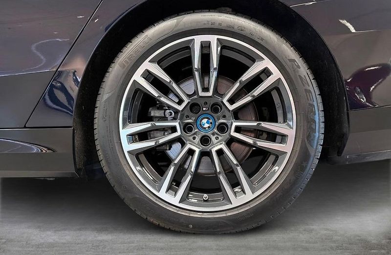 BMW i5 xDrive40 M Sport Kamera Tažné - fotka 15 z 18