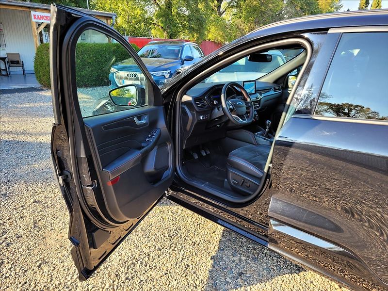 Ford Kuga 2,0 D,ST-line,led,kůže - fotka 7 z 50