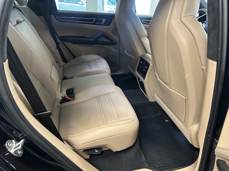 Porsche Cayenne (2023) 4.0 GTS VZDUCH SPORT CHRONO - fotka 28 z 32
