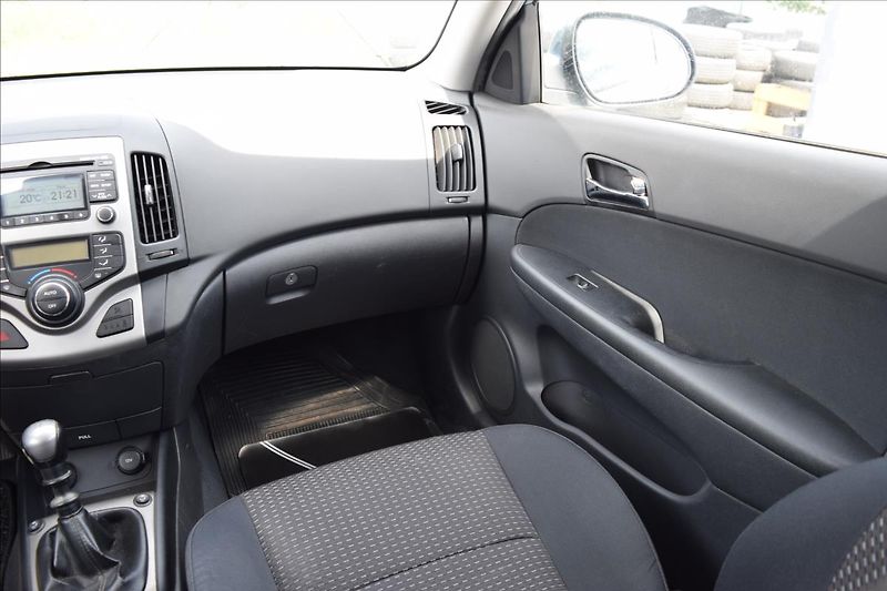 Hyundai i30 1,6 CRDi 66KW COMFORT+ 2XKOLA - fotka 27 z 42